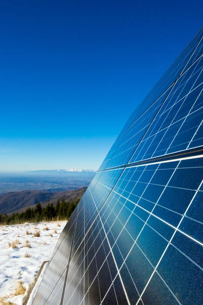 Celdas solares en la cima de la montaña — Foto de Stock