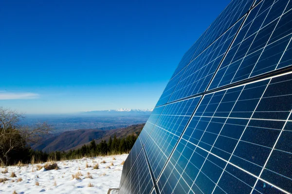 Solceller på toppen av berget — Stockfoto