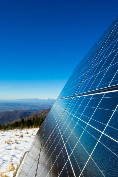 Células solares no topo da montanha Imagem De Stock