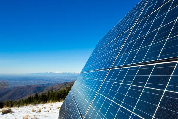 Células solares no topo da montanha Fotografia De Stock