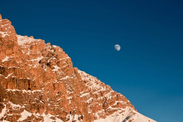 La lune se levant derrière la montagne — Photo