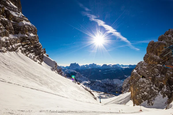 在这座山的快速滑雪坡 — 图库照片