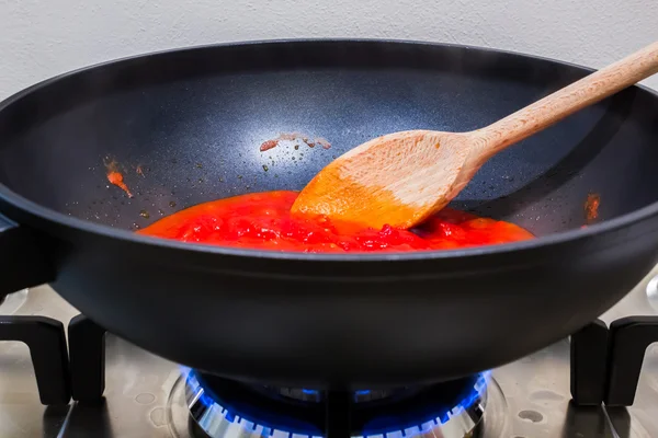 Matlagning en tomatsås — Stockfoto