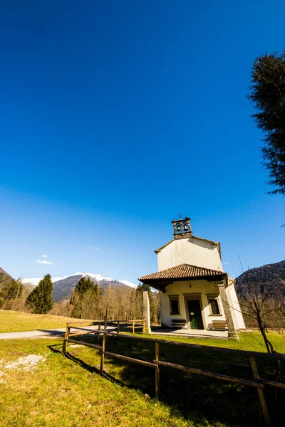 Église dans les prairies des Alpes — Photo