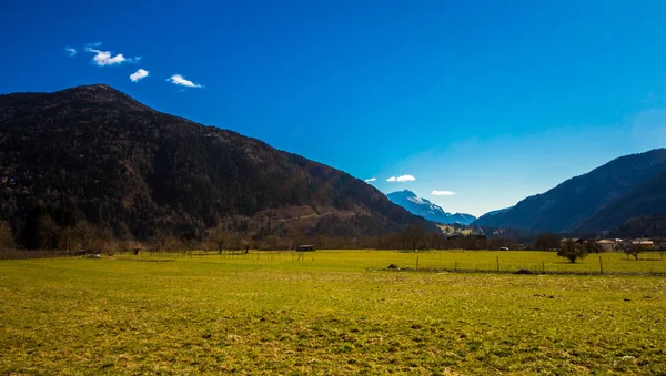 Meadow between the mountains — Stock Photo, Image