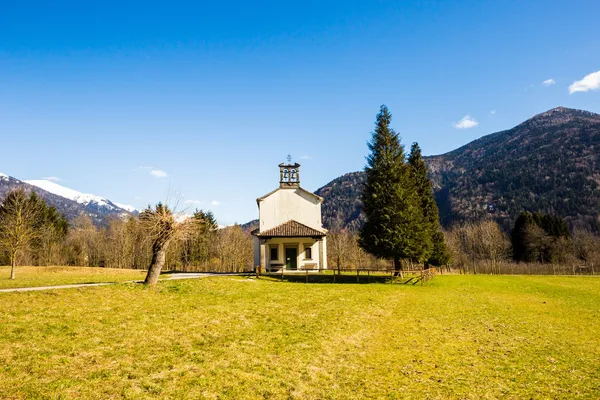 Церковь на лугах Альп — стоковое фото