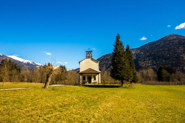Église dans les prairies des Alpes — Photo
