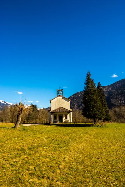 Igreja nos prados dos Alpes — Fotografia de Stock