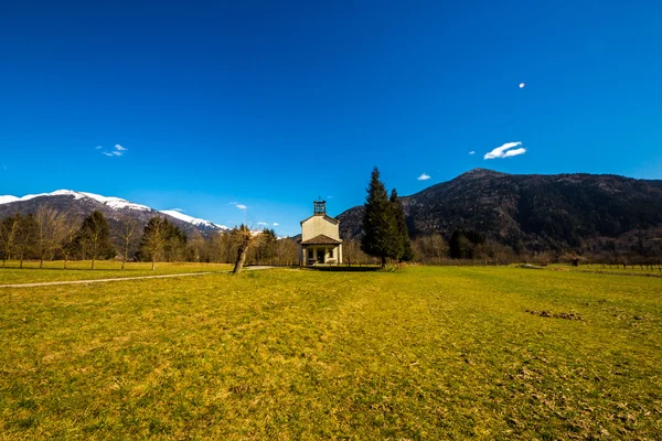 Église dans les prairies des Alpes — Photo