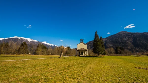 Igreja nos prados dos Alpes — Fotografia de Stock