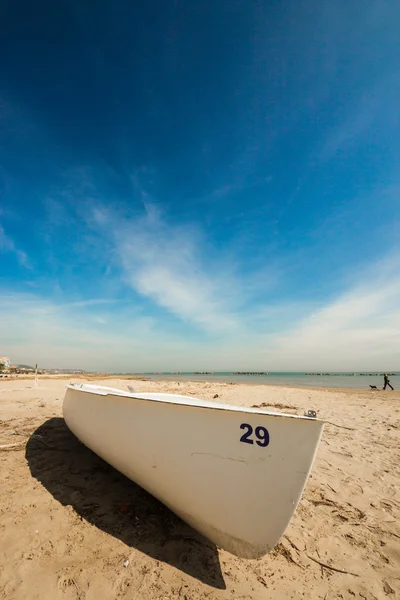 Barco blanco en la playa — Foto de Stock