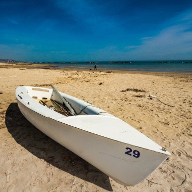 Kumsalda beyaz tekne