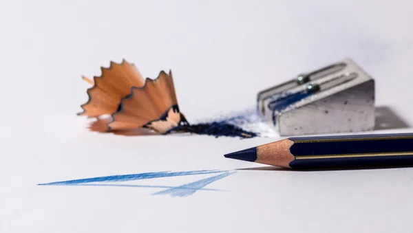 Apontador de lápis com lápis azul Fotografias De Stock Royalty-Free