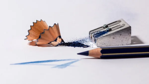 Temperówka z niebieskim ołówkiem — Zdjęcie stockowe