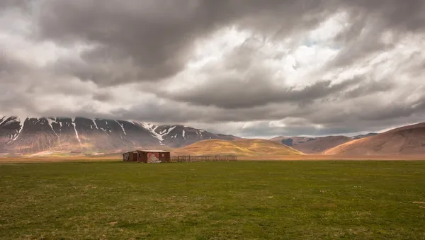 An isolated shack in the middle of nowhere — Stock Photo, Image