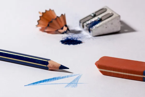 Apontador de lápis com lápis azul e uma borracha — Fotografia de Stock