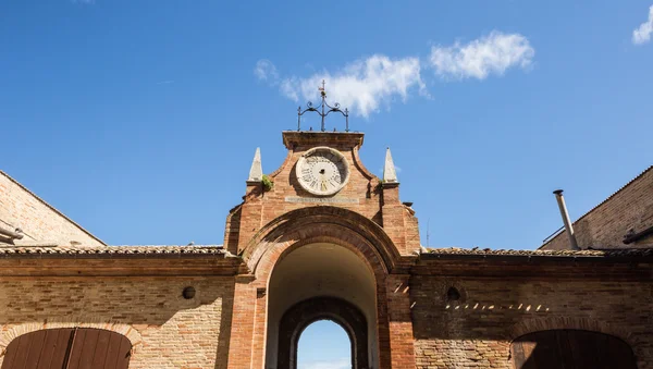 Gebroken klok in een oud gebouw van Italië — Stockfoto