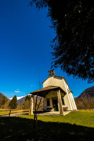 Kostel v louky Alpy — Stock fotografie