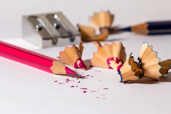 Een rood potlood slijpen — Stockfoto