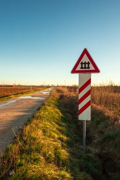 Spoorweg kruising met signaal — Stockfoto