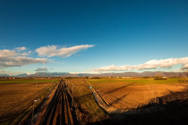 Chemin de fer vers les montagnes — Photo