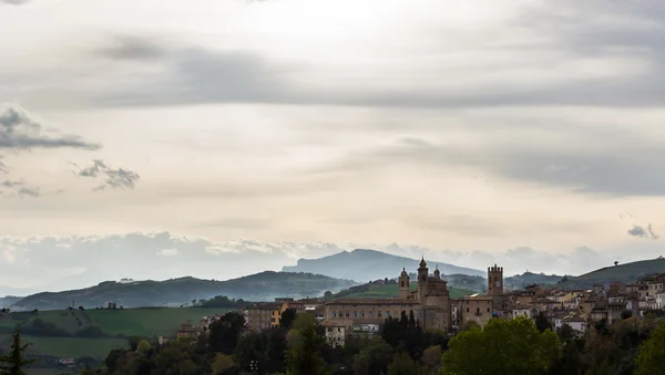 มุมมองของหมู่บ้านยุคกลางของอิตาลี — ภาพถ่ายสต็อก