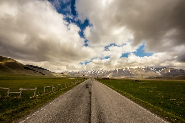 Bad weather on the road to Castelluccio, Italy — Stock Photo, Image