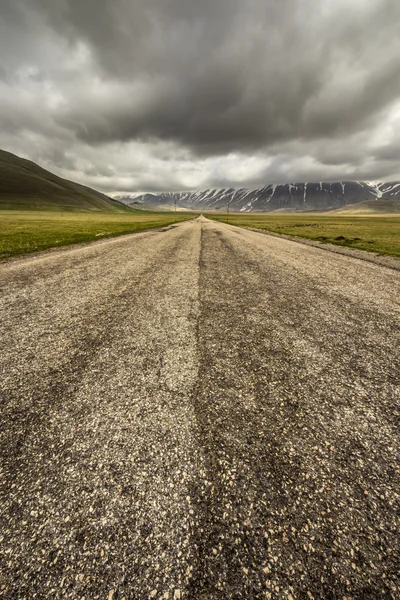 Bad weather on the road to Castelluccio, Italy — Stock Photo, Image