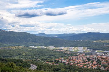 Petrol Depolama Tankı şehir banliyölerinde