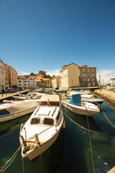 Kleiner Hafen eines italienischen Dorfes — Stockfoto