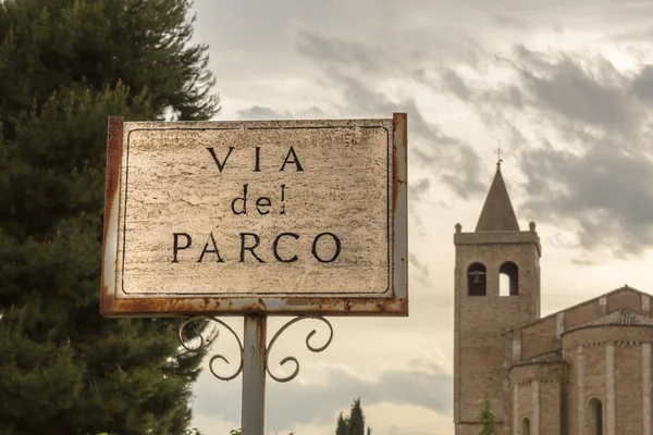 Tecken framför på en italiensk kyrka — Stockfoto