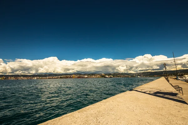 Molnlandskap på staden Trieste — Stockfoto