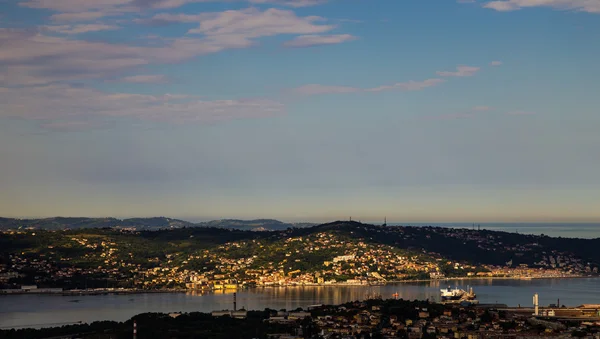 Sunrise on the city bay — Stock Photo, Image