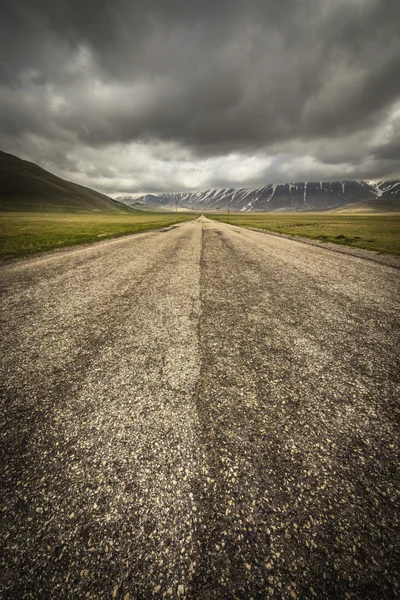 Dåligt väder på vägen till castelluccio, Italien — Stockfoto