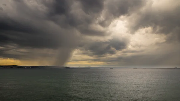 Ein Sturm im Meer vor der Stadt — Stockfoto