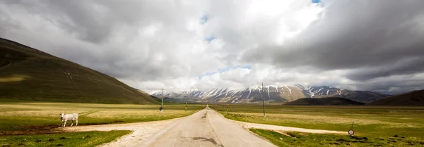 Mal tiempo en el camino a Castelluccio, Italia —  Fotos de Stock