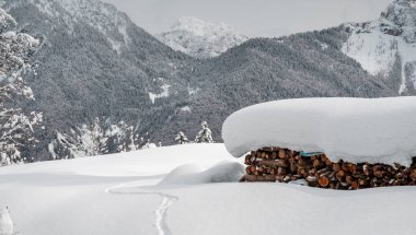 Julian büyük bir kar yağışından sonra Alp yapar. Udine ili, Friuli-Venezia Giulia bölgesi, İtalya