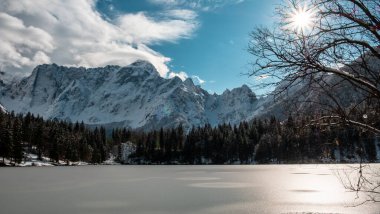 İtalyan Alplerinde Mangart Dağı 'nın önünde gün batımı