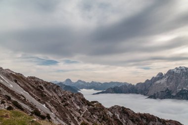 Julian Alpleri 'nin zirvesinin altındaki vadide bulutlar