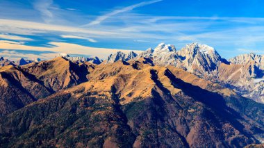 Renkli bir sonbahar döneminde, kırsal alplerde güneşli bir gün.