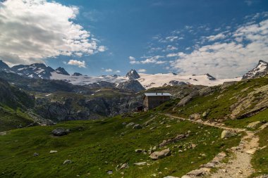 Rutor grubunun dağlarında yaz yürüyüşü günü, La Thuile