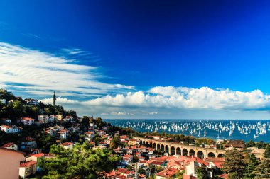 2100 'den fazla teknesi olan dünyanın en büyük yelkenlilerinden biri olan Barcolana.