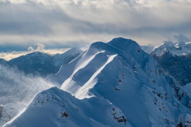 Zoncolan Dağı 'nda, büyük bir kar yağışı sonrası Carnic Alpleri. Udine ili, Friuli-Venezia Giulia bölgesi, İtalya