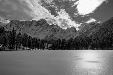 İtalyan Alplerinde Mangart Dağı 'nın önünde gün batımı