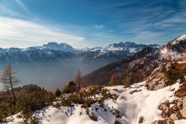 Ekim ayında Val Pesarina, Friuli-Venezia Giulia dağlarında yürüyüş.