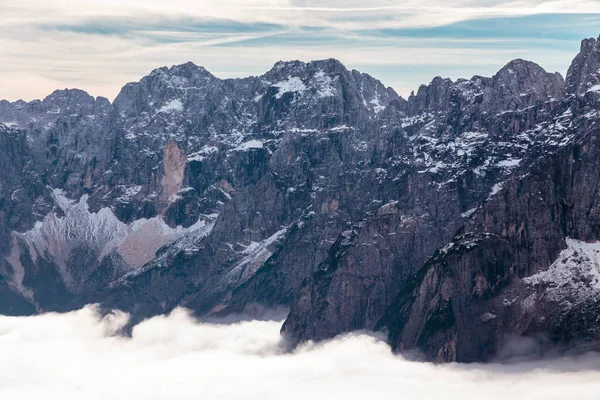 Nuages Dans Vallée Sous Sommet Des Alpes Juliennes — Photo