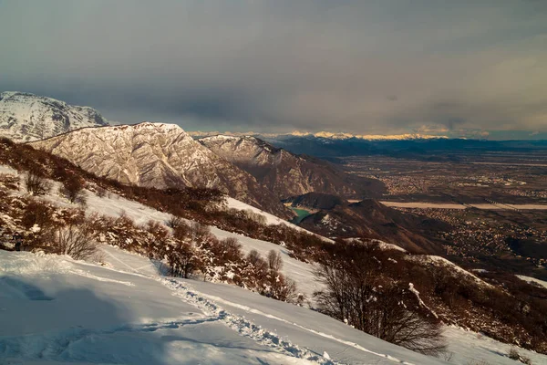 大きな雪の後にカルニックアルプス ポルデノーネ州 フリウリ ヴェネツィア ジュリア州 イタリア — ストック写真