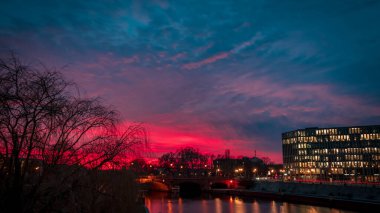 Berlin 'de bir kış akşamı gökyüzü renklidir.
