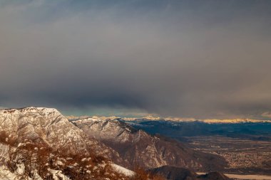 Büyük bir kar yağışı sonrası alaycı alpler. Pordenone ili, Friuli-Venezia Giulia bölgesi, İtalya