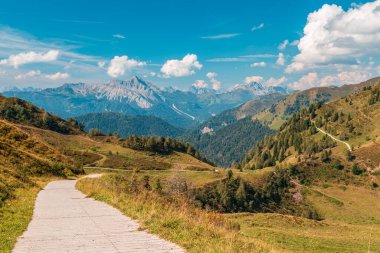İtalya 'nın Friuli-Venezia Giulia Alplerinde güneşli bir Eylül günü